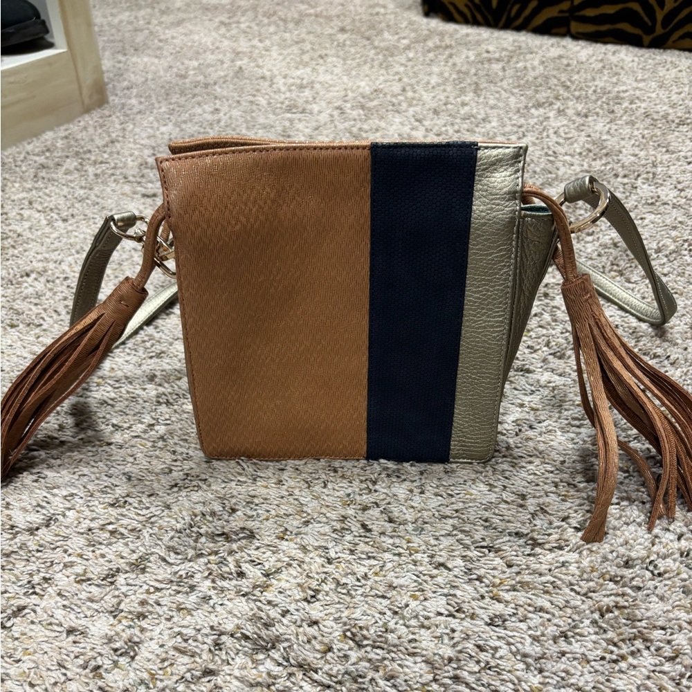Kelly Wynne crossbody purse